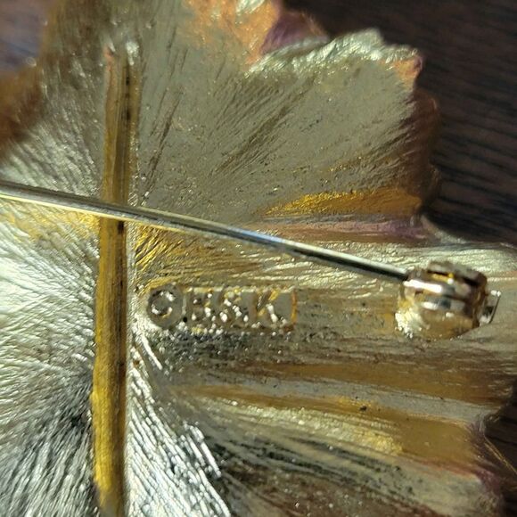 Vintage Goldtone Brooch Signed BSK Brushed and Polished Geranium Grape Vine Leaf - Picture 3 of 4